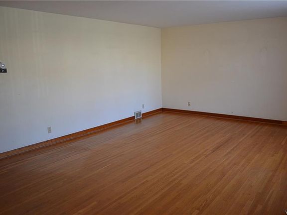 5th image of 97 Meadowbrook Dr