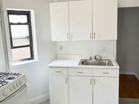 3rd image of 349 E 51st St APT 5RE