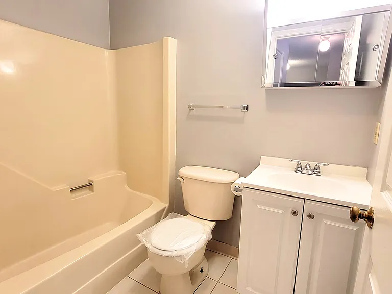 12 Block Ave #52 — Photo 12