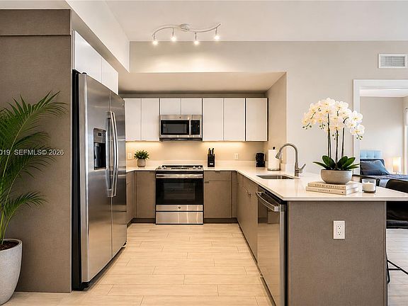 5th image of 321 NE 26th St #806