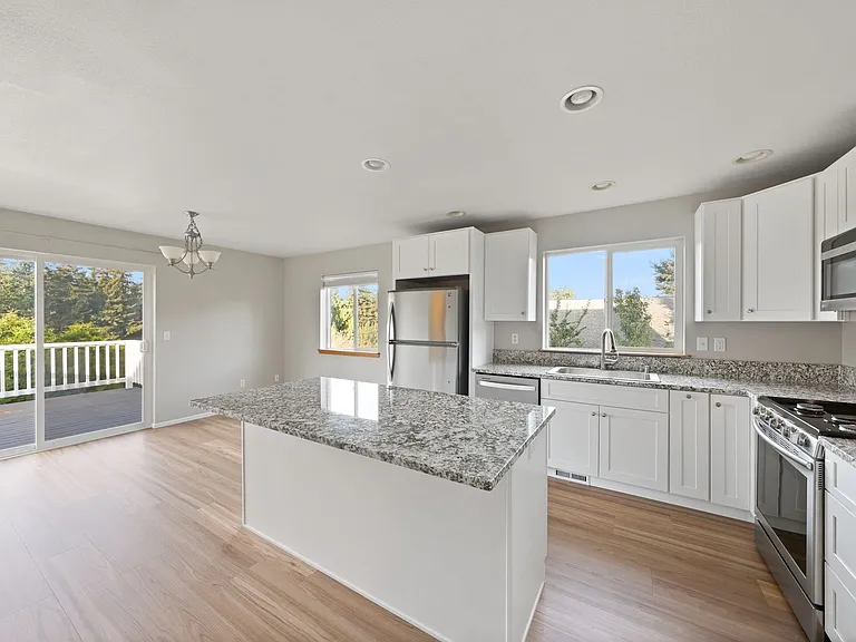 1550 SW 17th Ave — Photo 4
