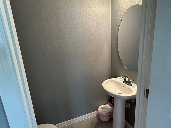 4th image of 645 Belgrove St #1