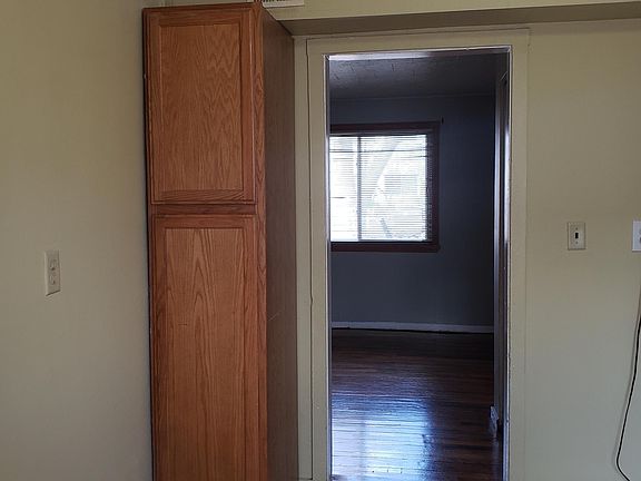 4th image of 32151 Genessee St