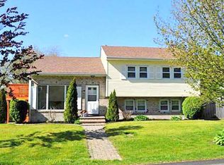 20 Burbank Ave, Narragansett, RI 02882
