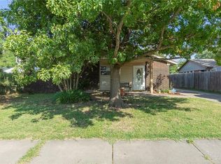 933 NW 19th St, Moore, OK 73160