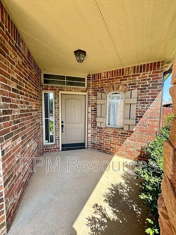 3 bed, 2.0 bath, 2228 sqft, $1,995 — Photo 3