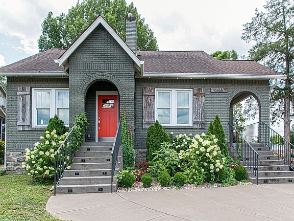 2nd image of 2135A Ashwood Ave