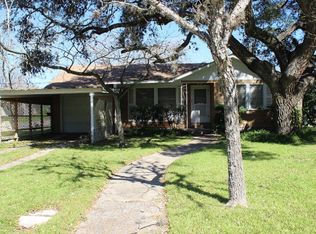 601 Walnut St, Yoakum, TX 77995