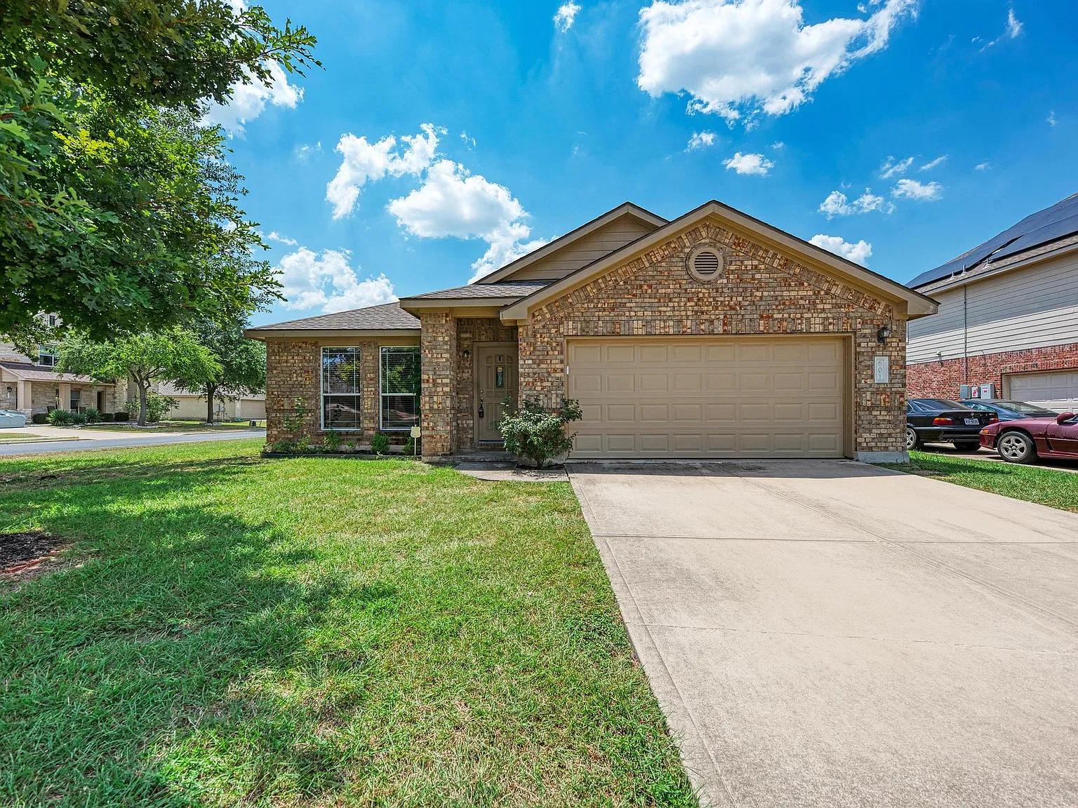 4 bed, 2.0 bath, 2073 sqft, $2,100 — Photo 2