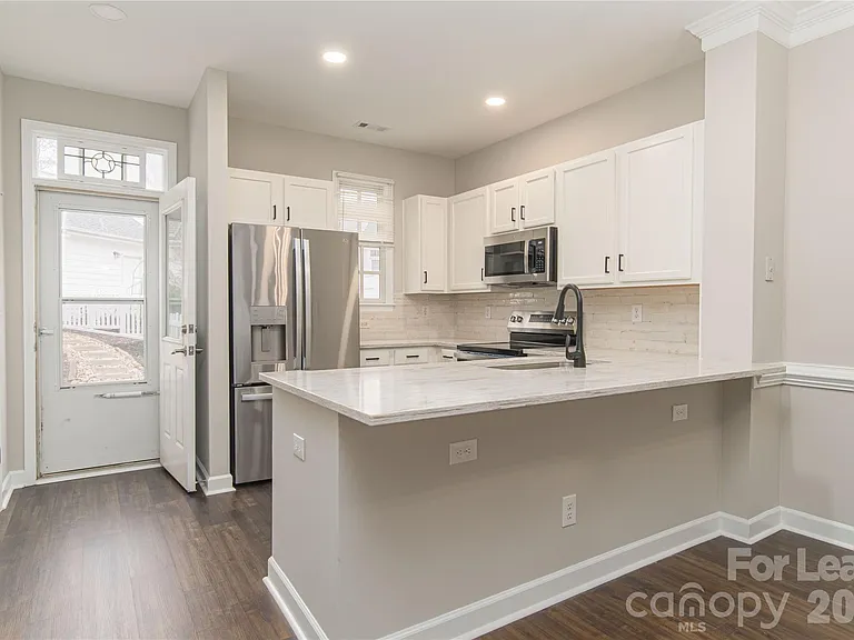 108 Southsquare Row — Photo 3