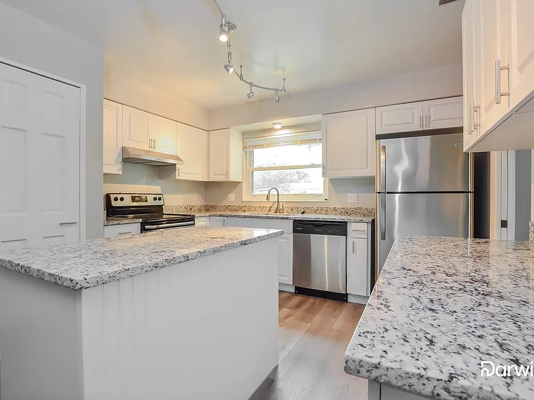 1013 Bradford Dr — Photo 2