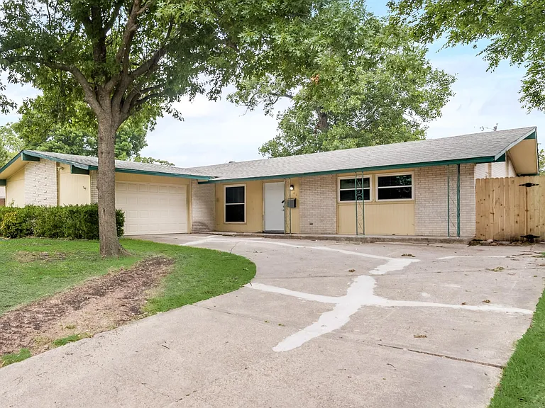 2402 Scotswood Dr — Photo 4