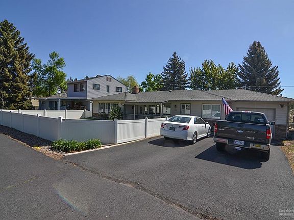 2nd image of 955 NE Crest Dr