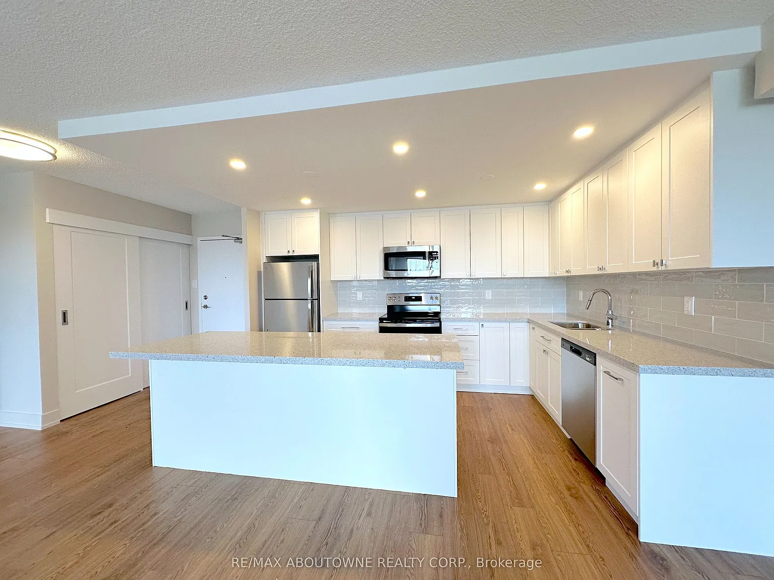 Royal Rose Apartments — Photo 4