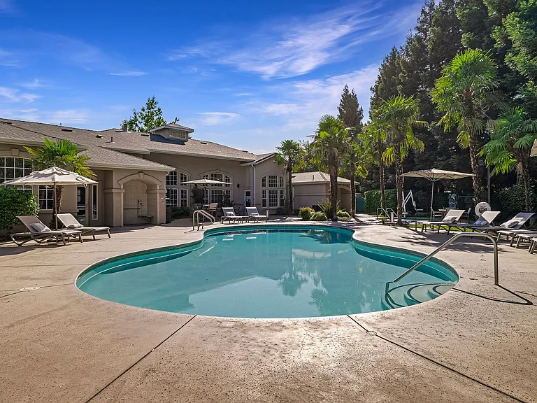 Sterling Oaks Luxury Apartments — Photo 7