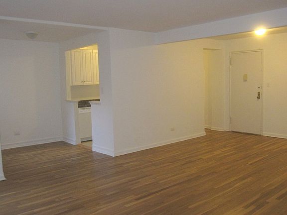3rd image of 3950 Blackstone Ave APT 4b