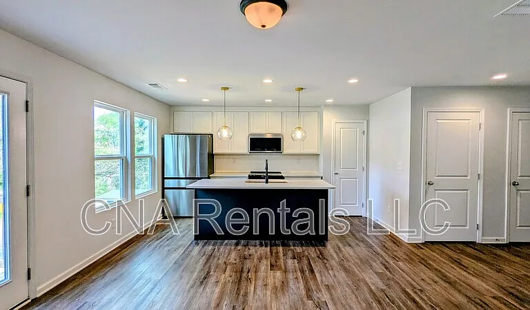 2367 Summit Ave — Photo 4