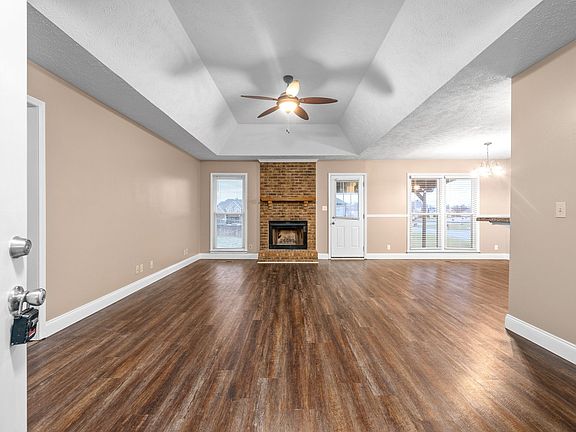 5th image of 890 Jessica Dr