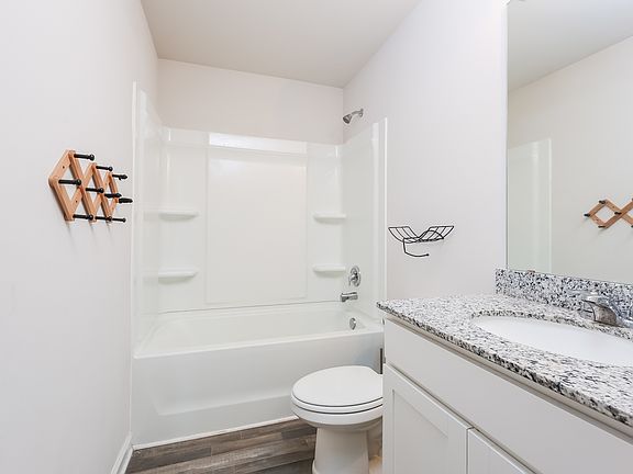 5th image of 121 Colonial Walk