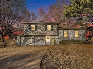 6919 NW Searcy Dr, Parkville, MO 64152