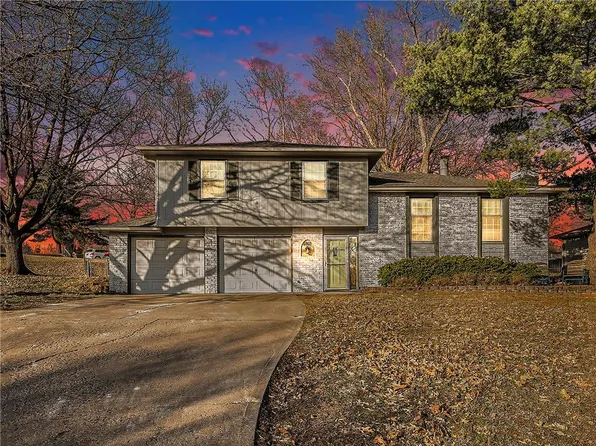 6919 NW Searcy Dr, Parkville, MO 64152