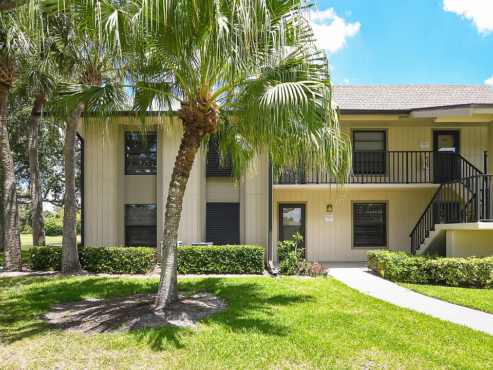 20 Plantation Dr #101