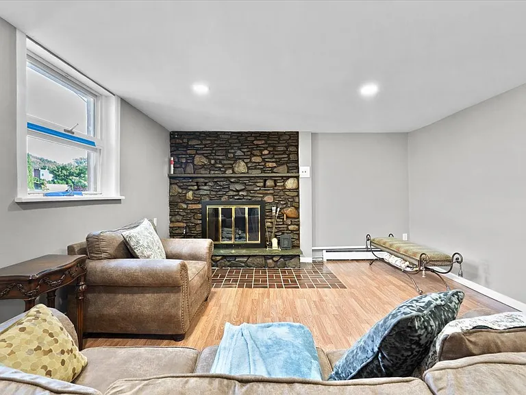 1016 E Elm St — Photo 19