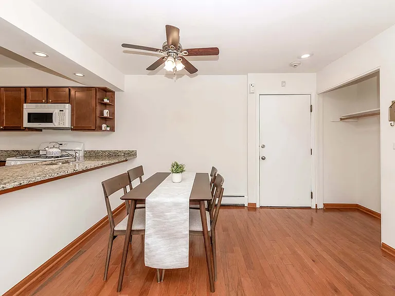 Barrington Lakes Apartments — Photo 10