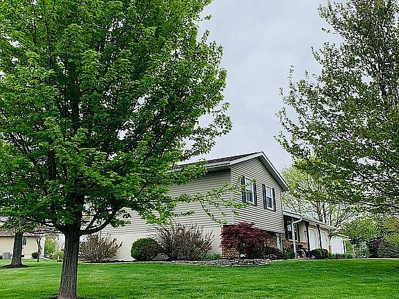 2nd image of 801 Oakwood Dr