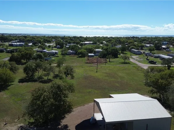 407 W Oakland Ave, Seadrift, TX 77983
