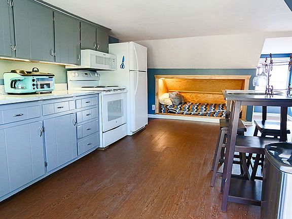 3rd image of 745B E Vine St