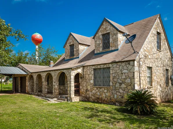 620 PECAN ST, Poteet, TX 78065