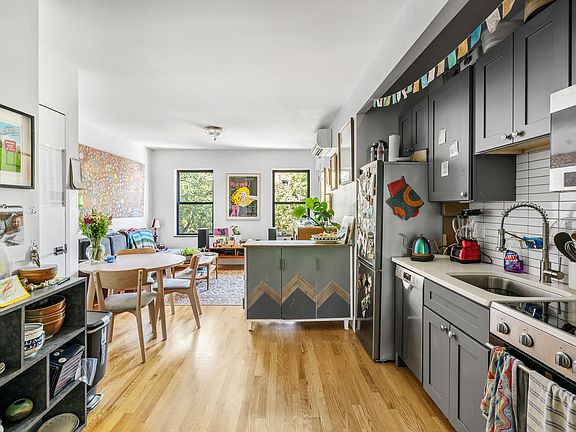 5th image of 81 Clermont Ave Floor 2