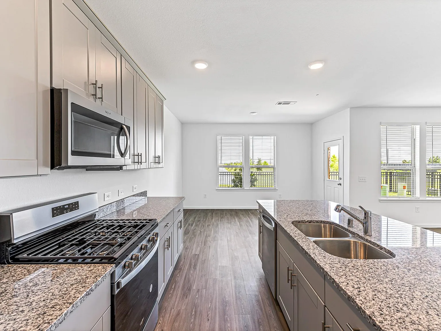 4 bed, 3.0 bath, 2400 sqft, $2,700 — Photo 1