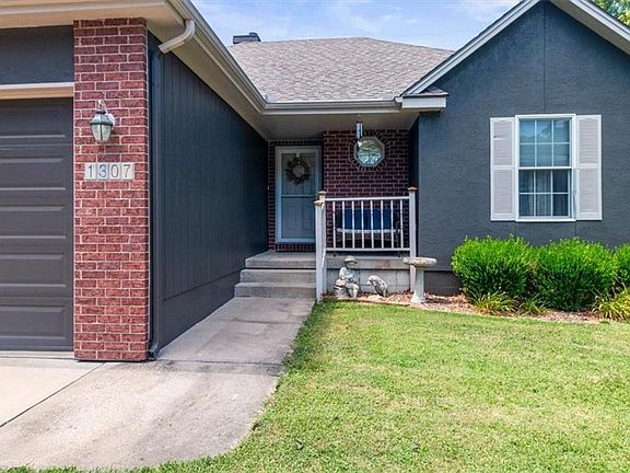 3rd image of 1307 SE Scenic Dr
