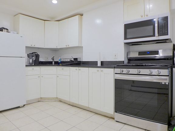 3rd image of 860 Huntington Ave