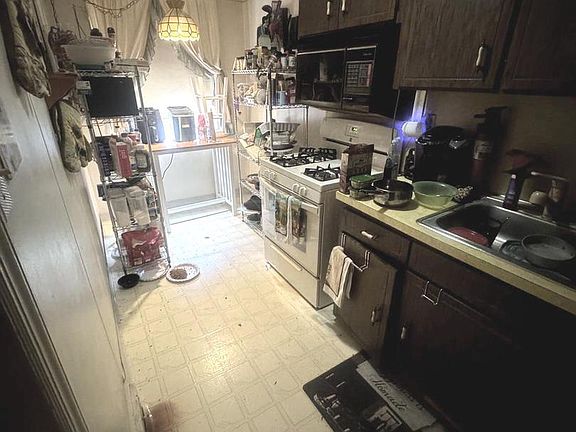 5th image of 252 Benner St
