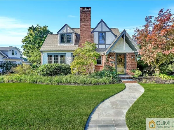 13 Bunker Hill Dr, Cranbury, NJ 08512