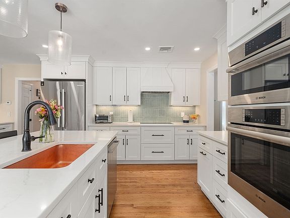 4th image of 10 Steven Ln