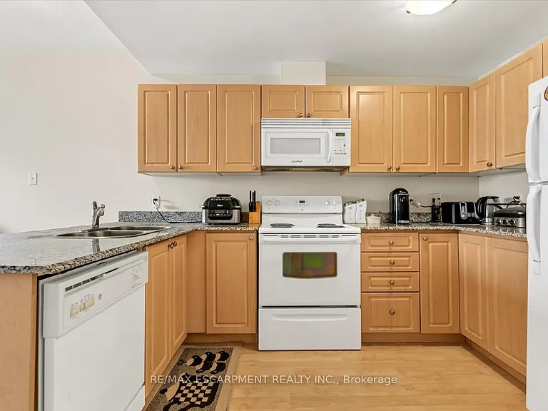 135 James St S #1503 — Photo 8