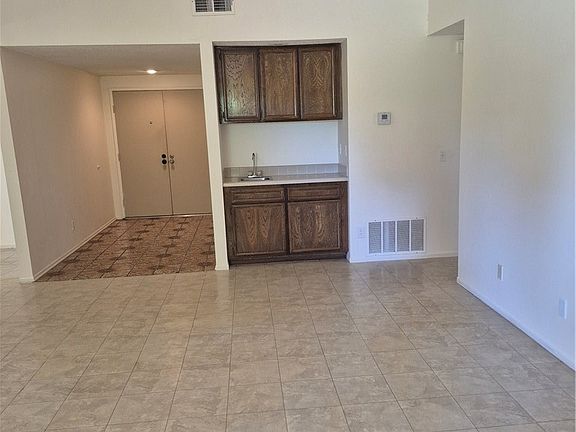 4th image of 1925 Silver Oak Way
