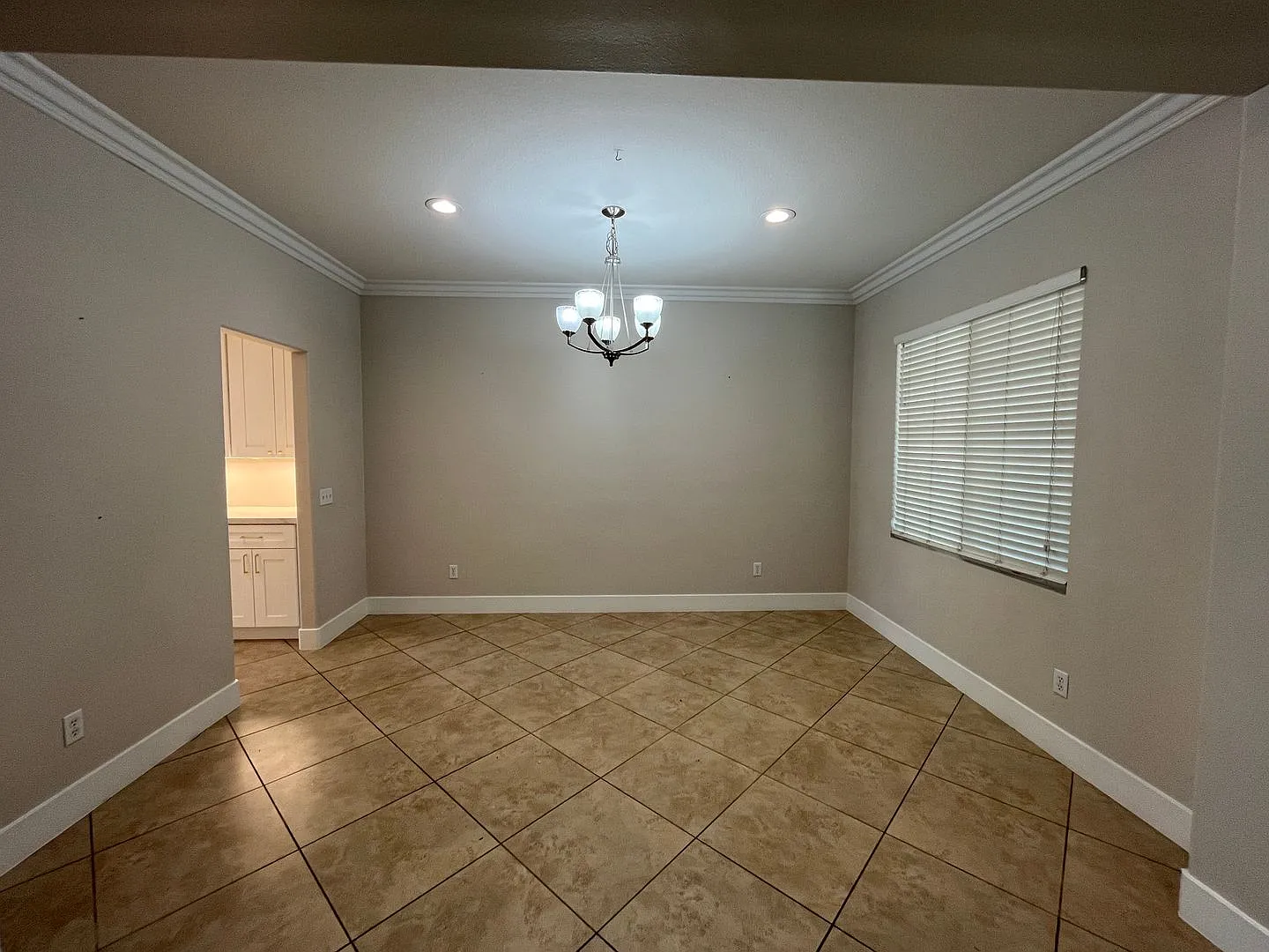 Spacious 5 Bedroom/3 Bath Home in Eastvale. — Photo 4