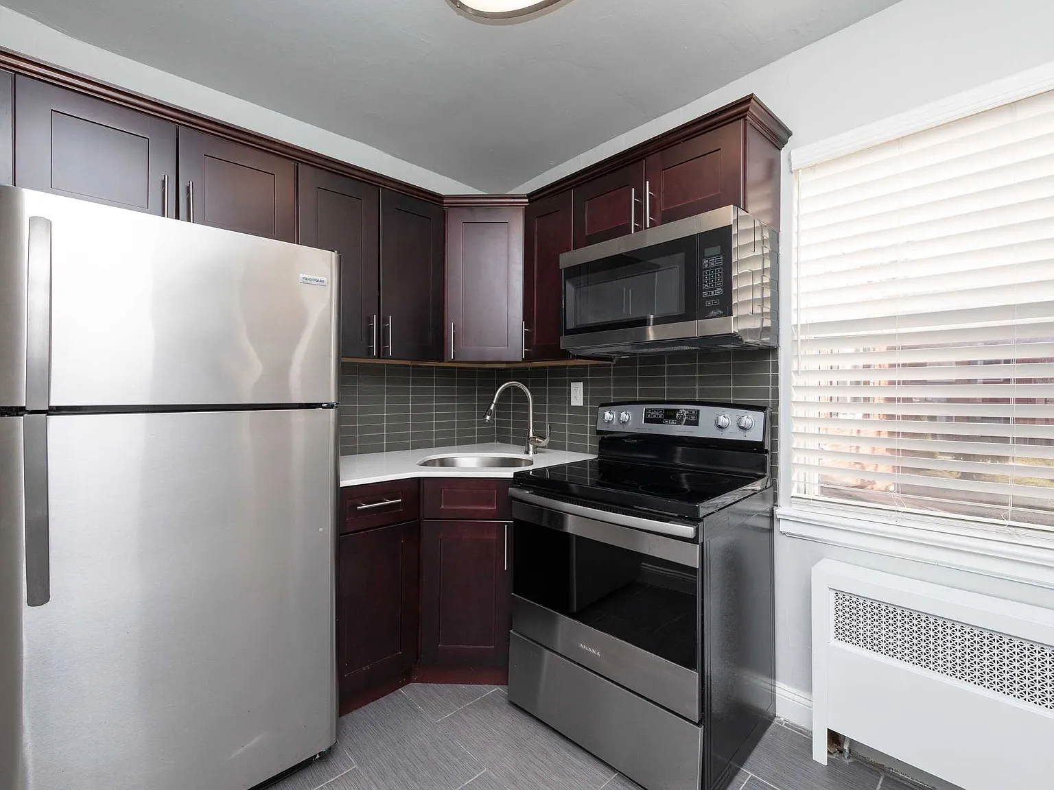 Walnut Court Apartments — Photo 1