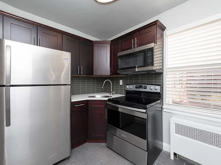 Walnut Court Apartments — Photo 2