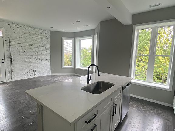 3rd image of 1242 W Argyle St #2F