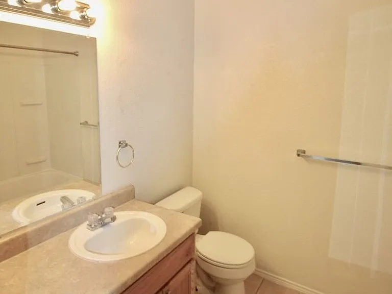 112-114 Collett Ct — Photo 15