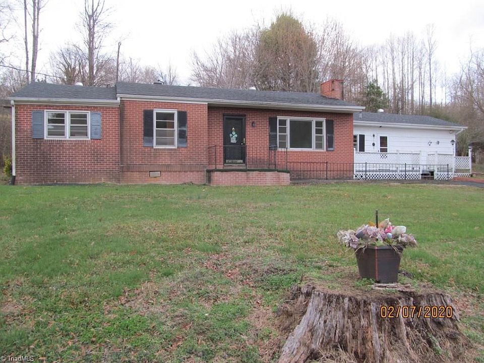 1st image of 297 NE Pine St