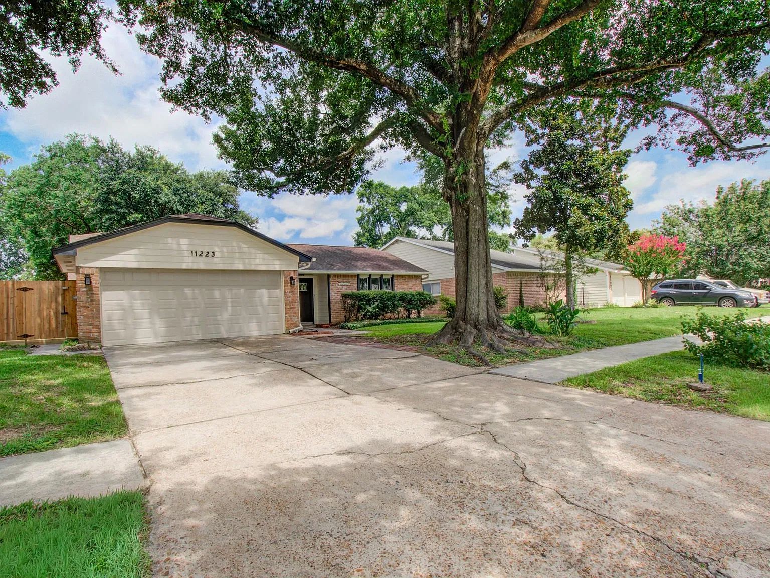 3 bed, 2.0 bath, 1419 sqft, $2,300 — Photo 3