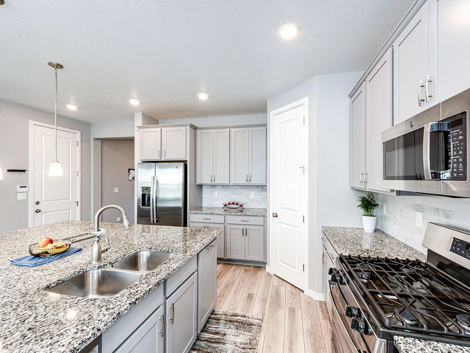4 bed, 2383 sqft, $4,500 — Photo 3