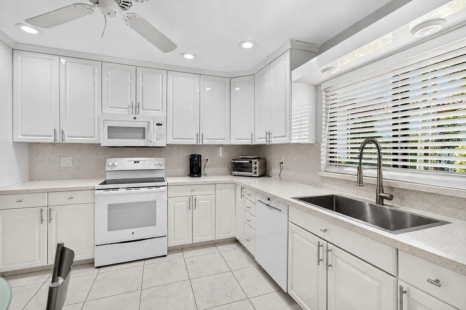 3 bed, 2.0 bath, 1986 sqft, $4,000 — Photo 3